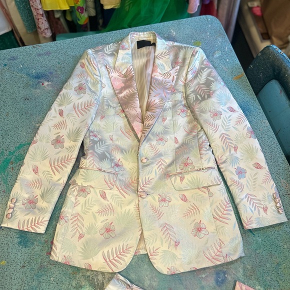 Pastel Botanical Suit - Picture 4 of 16